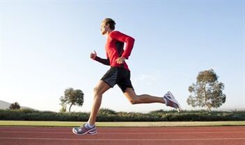 Løping er en utmerket øvelse for å forbedre styrken til en mann. 